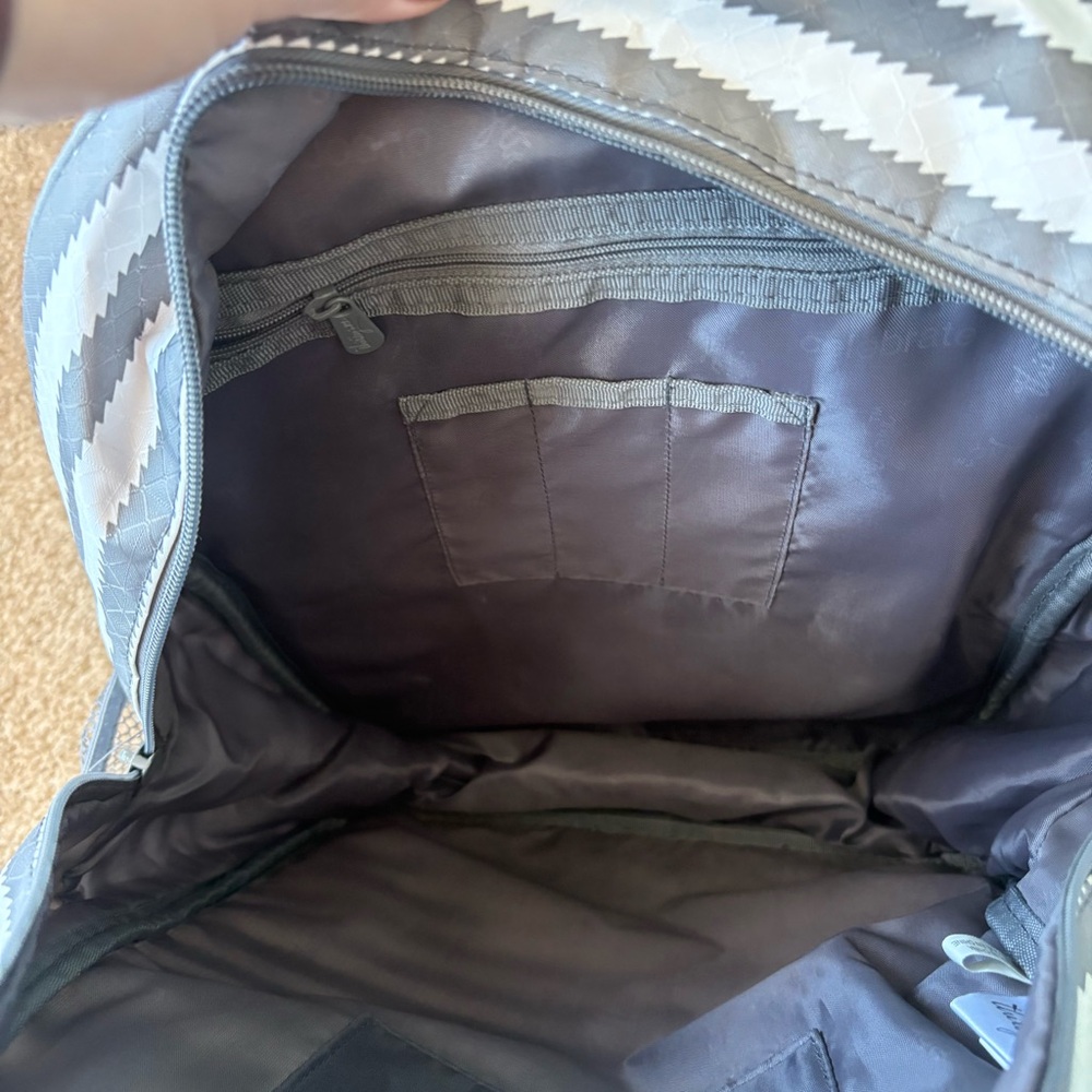 Thirty One Hostess Exclusive Grey Wave Patter Backpack - Picture 7 of 7